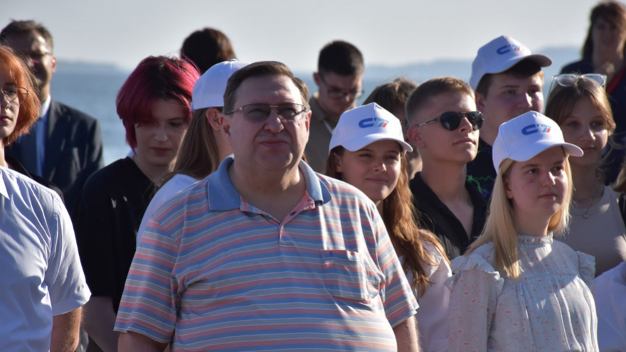 Генконсулу из Китая Сян Бо показали рисунки панд и девушек на саратовской набережной