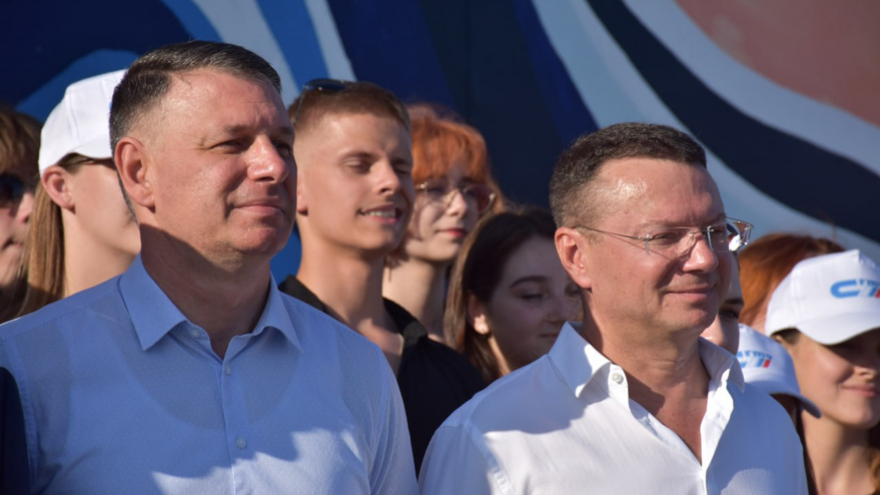 Генконсулу из Китая Сян Бо показали рисунки панд и девушек на саратовской набережной