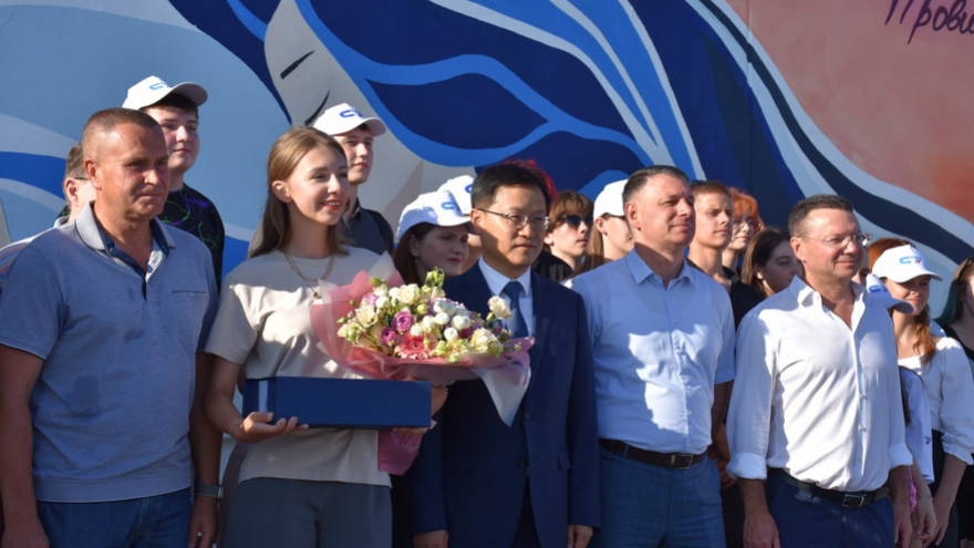 Генконсулу из Китая Сян Бо показали рисунки панд и девушек на саратовской набережной