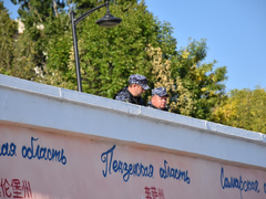 Генконсулу из Китая Сян Бо показали рисунки панд и девушек на саратовской набережной