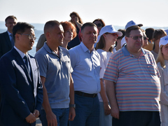 Генконсулу из Китая Сян Бо показали рисунки панд и девушек на саратовской набережной