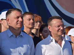 Генконсулу из Китая Сян Бо показали рисунки панд и девушек на саратовской набережной