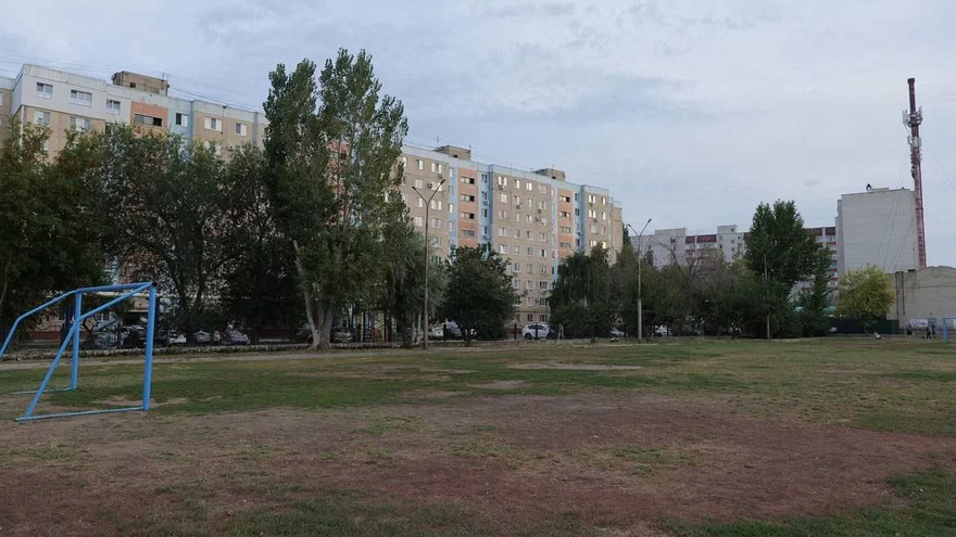 У школы в Энгельсе построят футбольное поле и спортплощадки: деньги возьмут из бюджета и у спонсоров