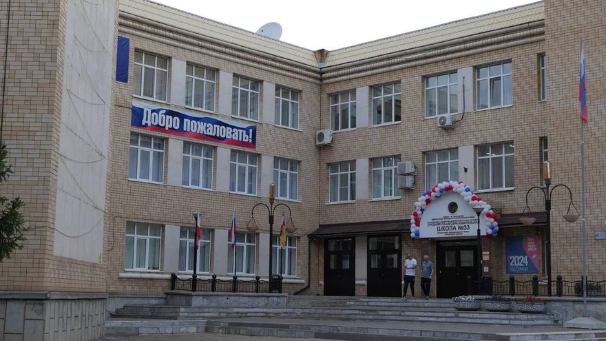 У школы в Энгельсе построят футбольное поле и спортплощадки: деньги возьмут из бюджета и у спонсоров