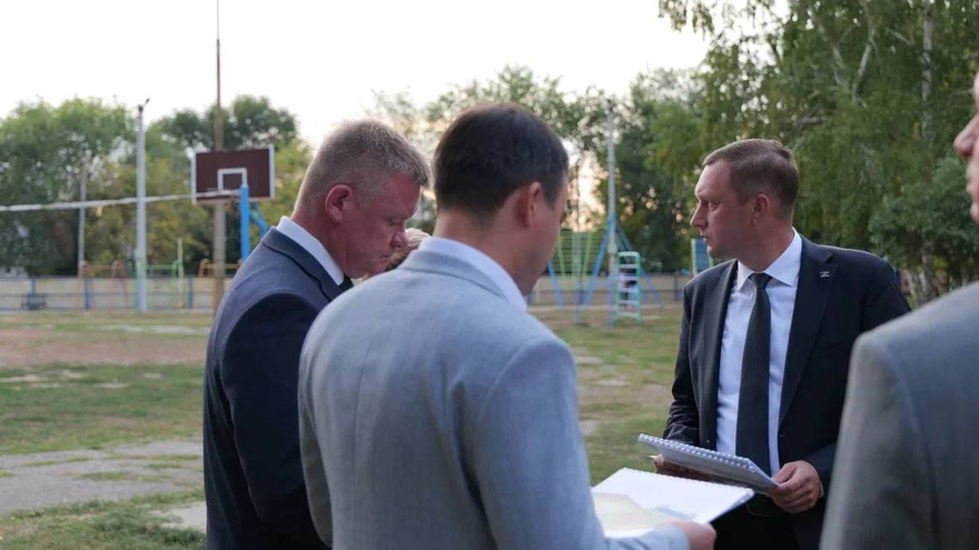 У школы в Энгельсе построят футбольное поле и спортплощадки: деньги возьмут из бюджета и у спонсоров