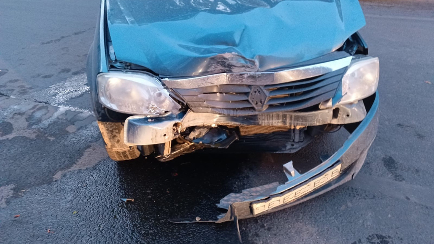 В Саратове мужчина на Renault влетел в столб и покалечил пассажирку