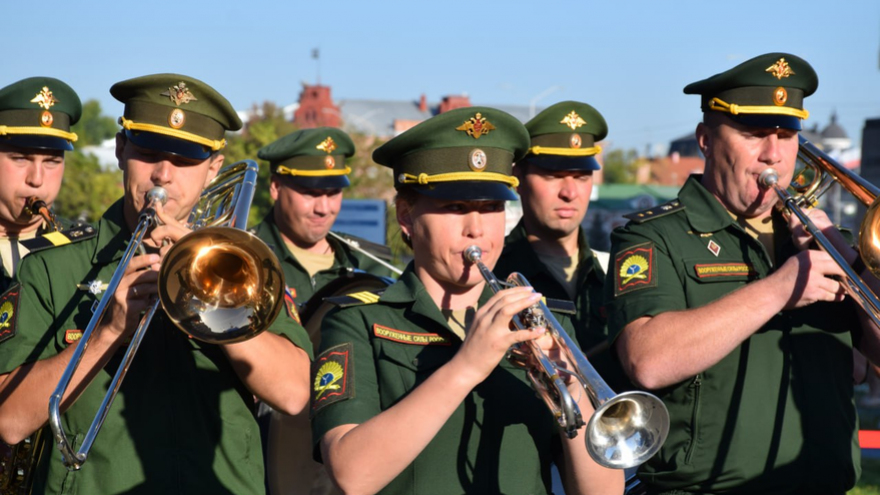 Участники СВО, водитель троллейбуса, медики и педагоги: в Саратове открыли обновленную Доску почета