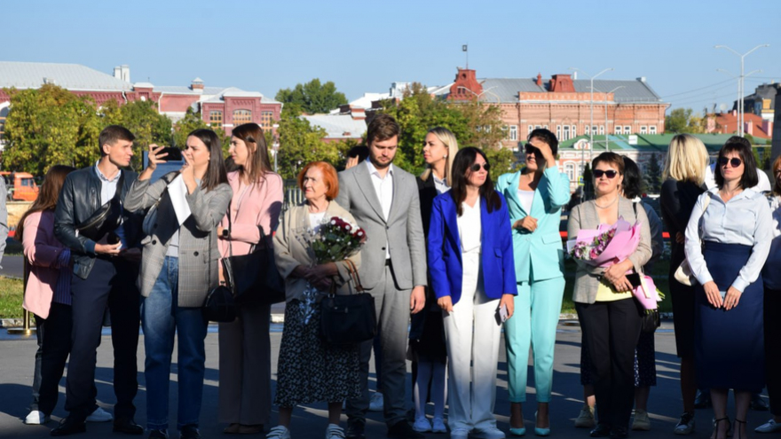 Участники СВО, водитель троллейбуса, медики и педагоги: в Саратове открыли обновленную Доску почета