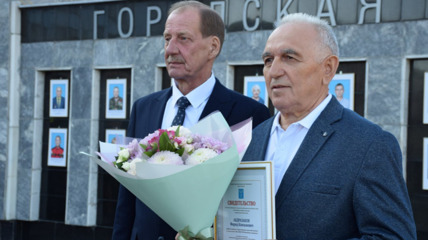 Участники СВО, водитель троллейбуса, медики и педагоги: в Саратове открыли обновленную Доску почета