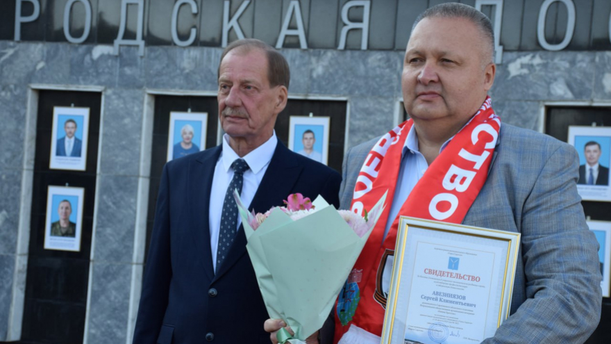 Участники СВО, водитель троллейбуса, медики и педагоги: в Саратове открыли обновленную Доску почета