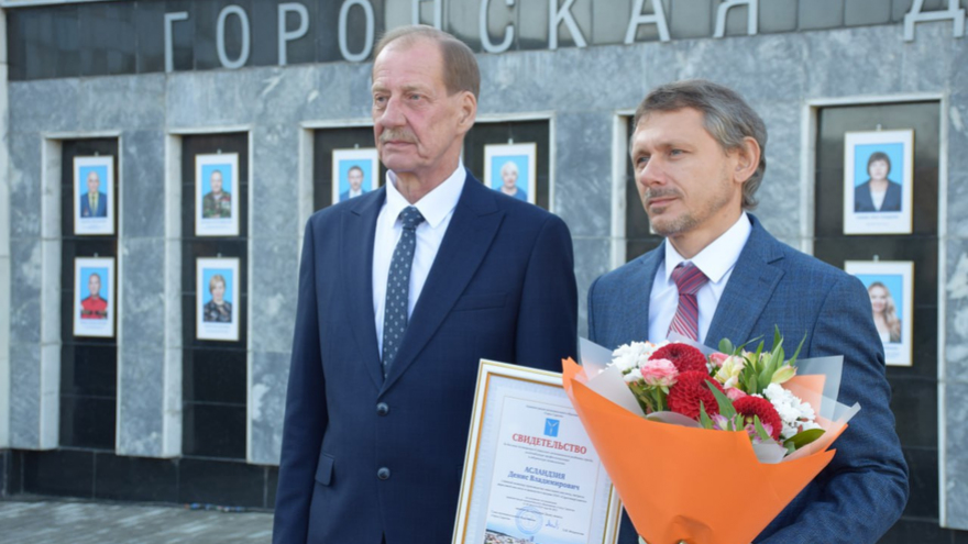 Участники СВО, водитель троллейбуса, медики и педагоги: в Саратове открыли обновленную Доску почета