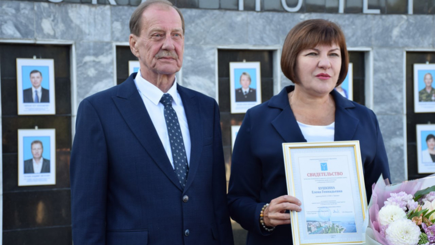Участники СВО, водитель троллейбуса, медики и педагоги: в Саратове открыли обновленную Доску почета