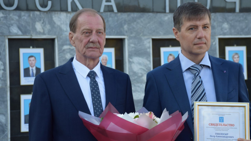 Участники СВО, водитель троллейбуса, медики и педагоги: в Саратове открыли обновленную Доску почета