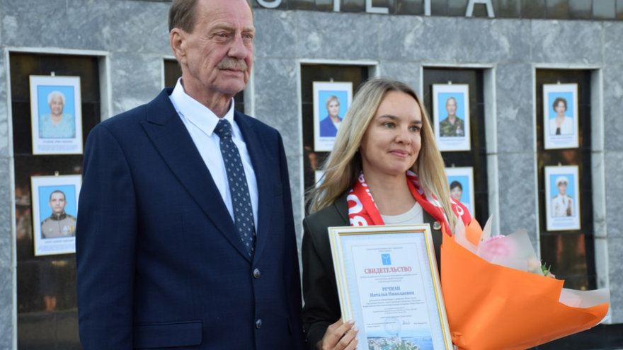 Участники СВО, водитель троллейбуса, медики и педагоги: в Саратове открыли обновленную Доску почета