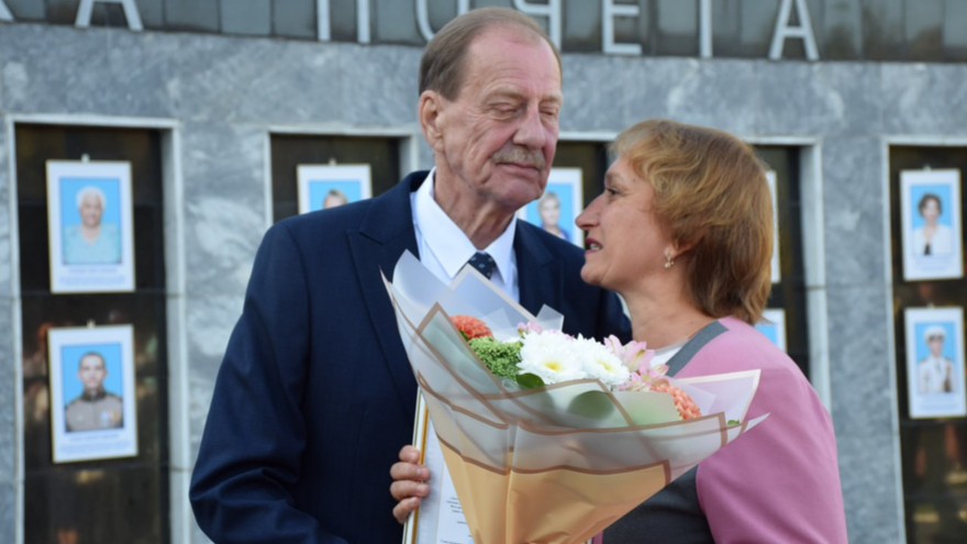 Участники СВО, водитель троллейбуса, медики и педагоги: в Саратове открыли обновленную Доску почета