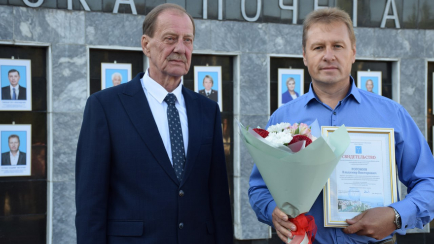 Участники СВО, водитель троллейбуса, медики и педагоги: в Саратове открыли обновленную Доску почета