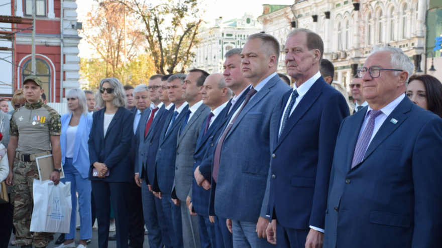 Участники СВО, водитель троллейбуса, медики и педагоги: в Саратове открыли обновленную Доску почета