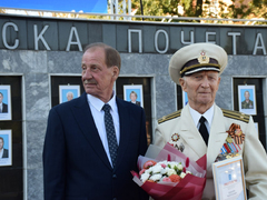 Участники СВО, водитель троллейбуса, медики и педагоги: в Саратове открыли обновленную Доску почета