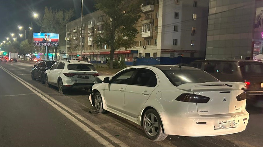 В Саратове женщина-водитель пострадала в тройном ДТП