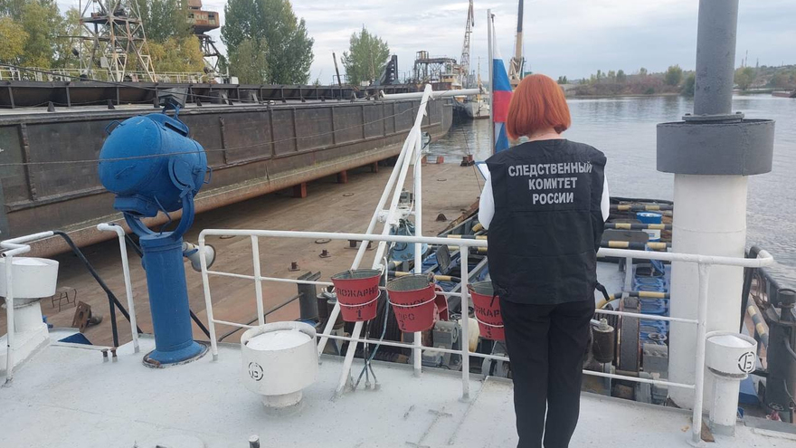 На Волге в Саратове баржа врезалась в плавучий кран