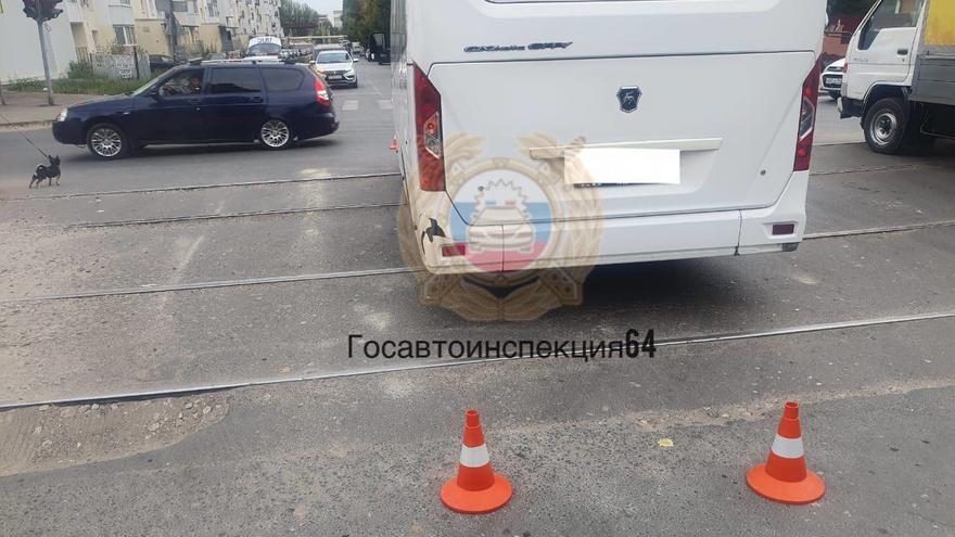 В Саратове водитель маршрутки уронил двух пассажиров
