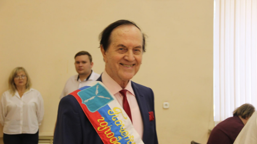 Работал грузчиком и дворником, чтобы с девчонками ходить в кино: руководитель мэрии Саратова Сурков устроил самопрезентацию