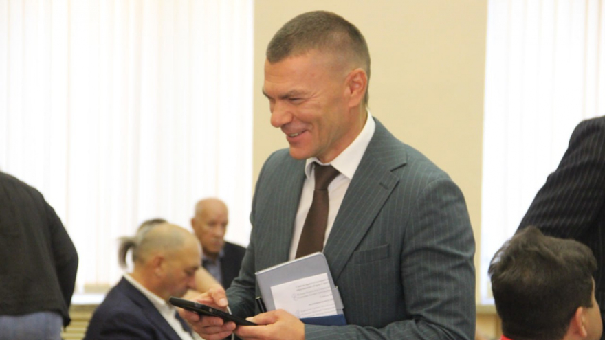 Работал грузчиком и дворником, чтобы с девчонками ходить в кино: руководитель мэрии Саратова Сурков устроил самопрезентацию