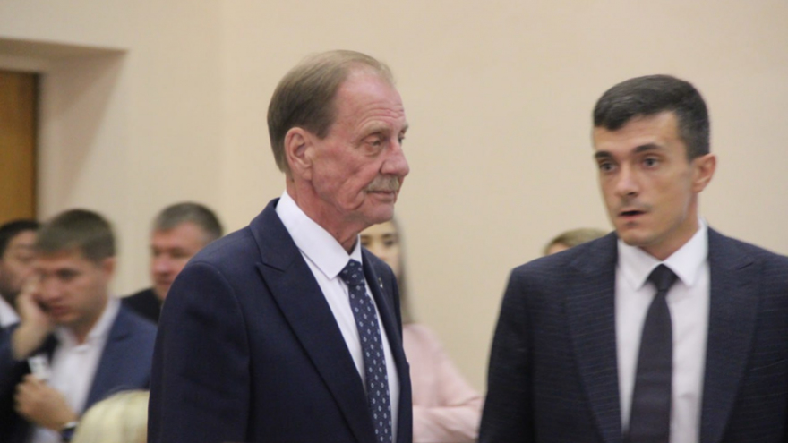 Работал грузчиком и дворником, чтобы с девчонками ходить в кино: руководитель мэрии Саратова Сурков устроил самопрезентацию