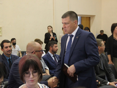 Работал грузчиком и дворником, чтобы с девчонками ходить в кино: руководитель мэрии Саратова Сурков устроил самопрезентацию