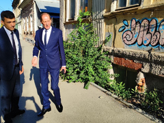 Банальная порча стен: Павел Сурков решил бороться с граффити в Саратове