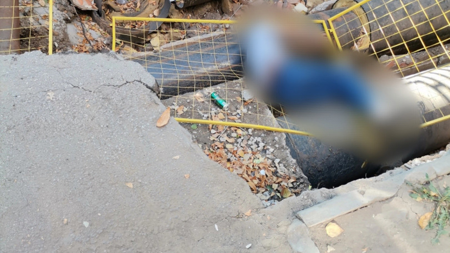В Балакове мужчина упал с ограждением в коммунальный раскоп