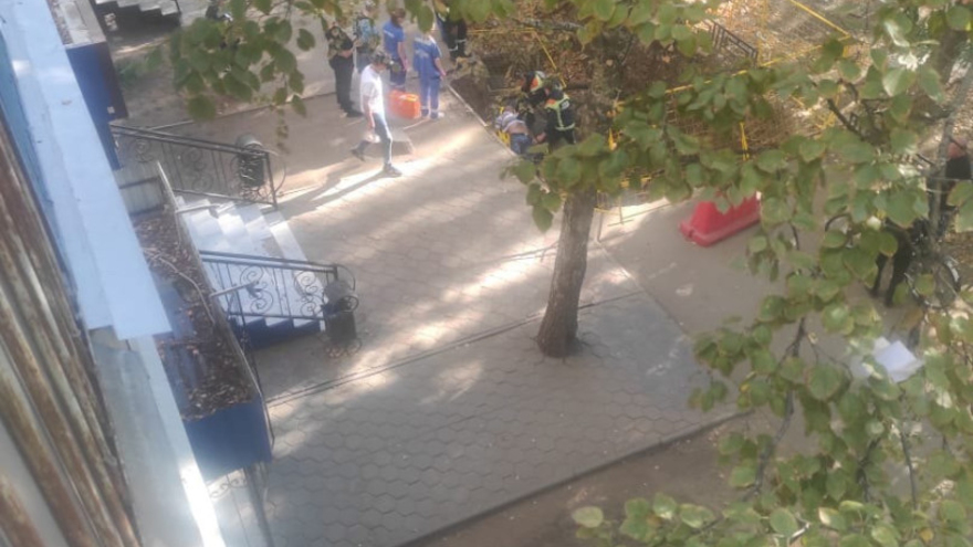 В Балакове мужчина упал с ограждением в коммунальный раскоп