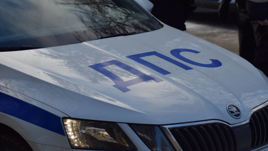 Под Петровском выехавший на встречку водитель пытался подкупить инспектора 2,5 тысячами рублей: возбуждено дело