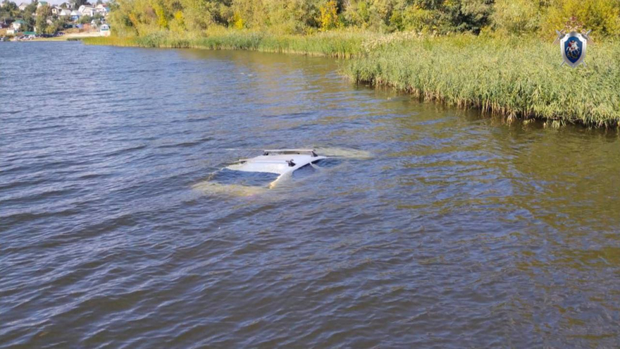В Саратовской области рядом с затопленным в Волге автомобилем выловили труп