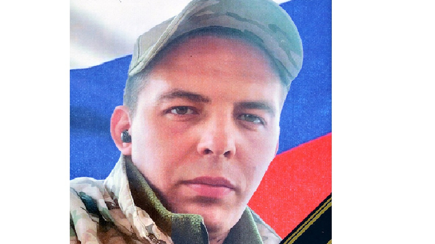 Погибшего на СВО Сергея Макаричева похоронили в саратовском селе под оружейные залпы и гудки машин