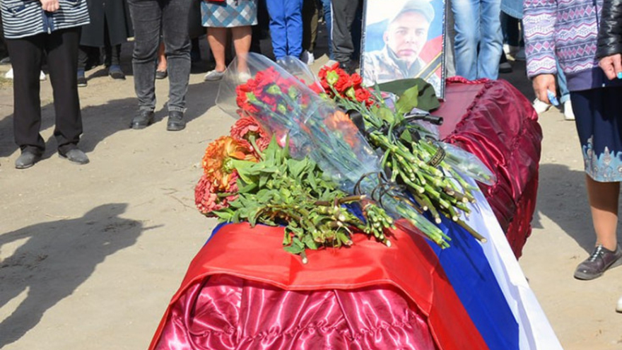 Погибшего на СВО Сергея Макаричева похоронили в саратовском селе под оружейные залпы и гудки машин