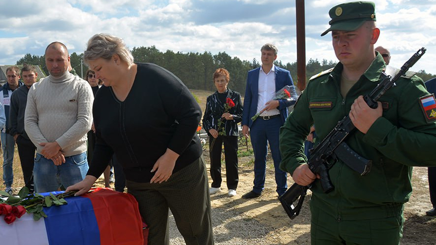 Погибшего на СВО Сергея Макаричева похоронили в саратовском селе под оружейные залпы и гудки машин