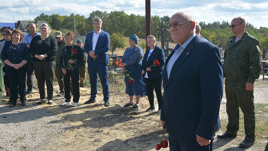 Погибшего на СВО Сергея Макаричева похоронили в саратовском селе под оружейные залпы и гудки машин