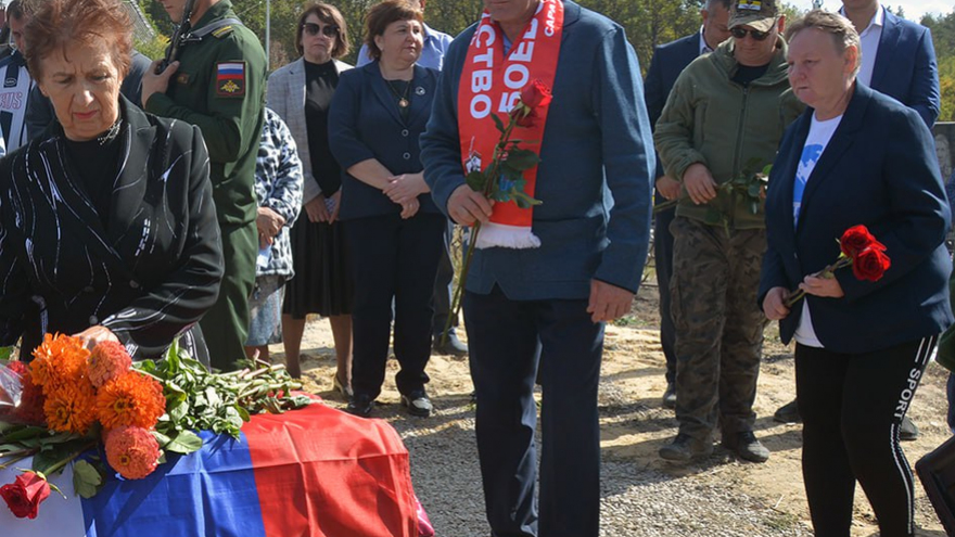 Погибшего на СВО Сергея Макаричева похоронили в саратовском селе под оружейные залпы и гудки машин