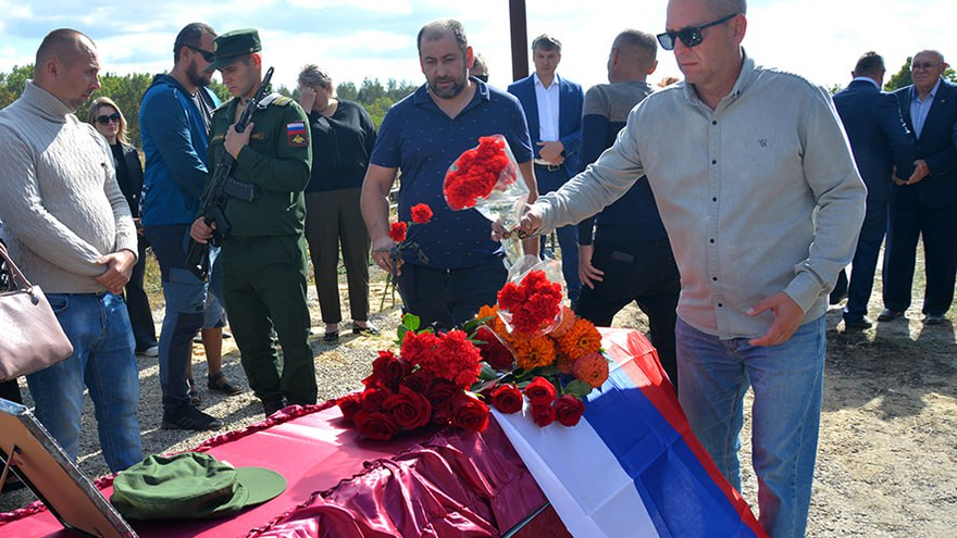 Погибшего на СВО Сергея Макаричева похоронили в саратовском селе под оружейные залпы и гудки машин