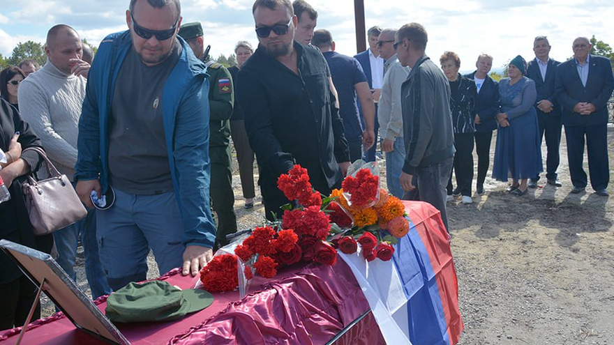 Погибшего на СВО Сергея Макаричева похоронили в саратовском селе под оружейные залпы и гудки машин