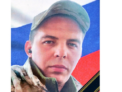 Погибшего на СВО Сергея Макаричева похоронили в саратовском селе под оружейные залпы и гудки машин
