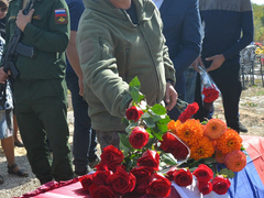 Погибшего на СВО Сергея Макаричева похоронили в саратовском селе под оружейные залпы и гудки машин