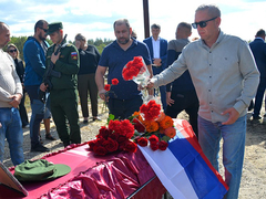 Погибшего на СВО Сергея Макаричева похоронили в саратовском селе под оружейные залпы и гудки машин