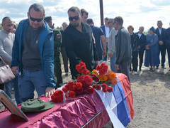Погибшего на СВО Сергея Макаричева похоронили в саратовском селе под оружейные залпы и гудки машин