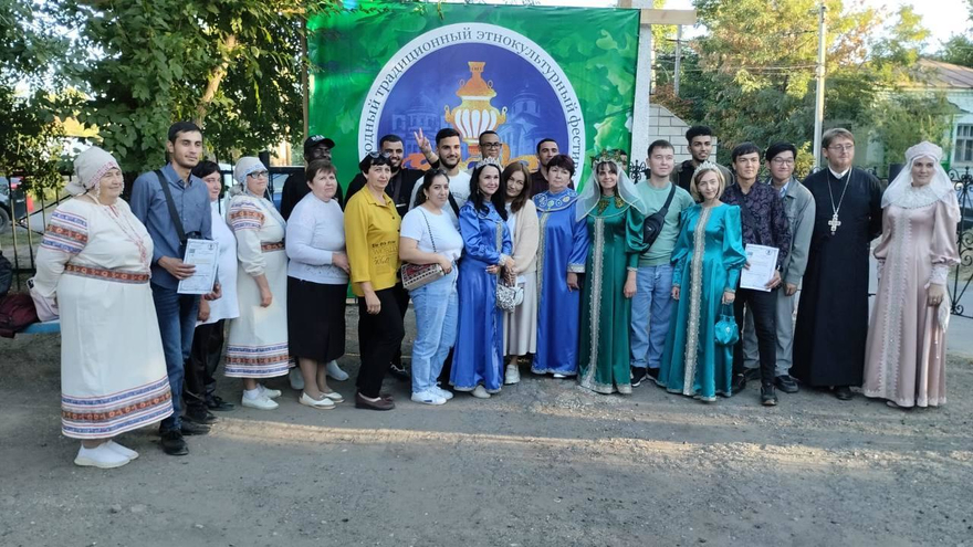 Православный батюшка учил студентов из Южной Кореи и Йемена растапливать самовар