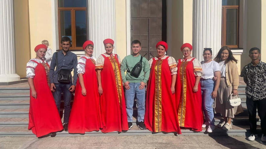 Православный батюшка учил студентов из Южной Кореи и Йемена растапливать самовар