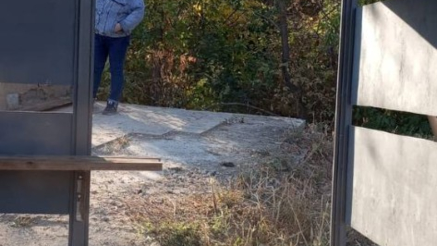 В Саратове вандалы сломали антивандальную остановку сразу после ее установки