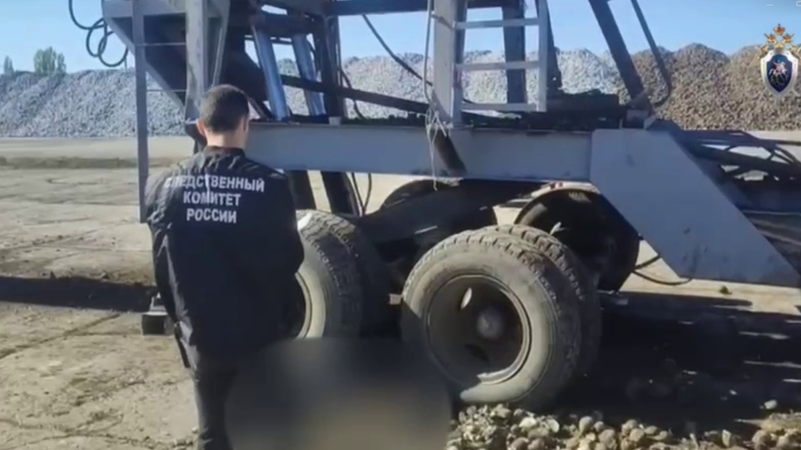 В Саратовской области буртоукладочная машина задавила рабочего
