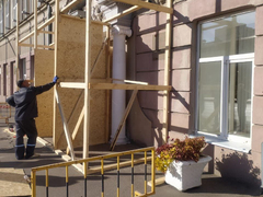 Фигуры над входом в здание саратовской мэрии планируют отреставрировать за 3 недели, но при хорошей погоде